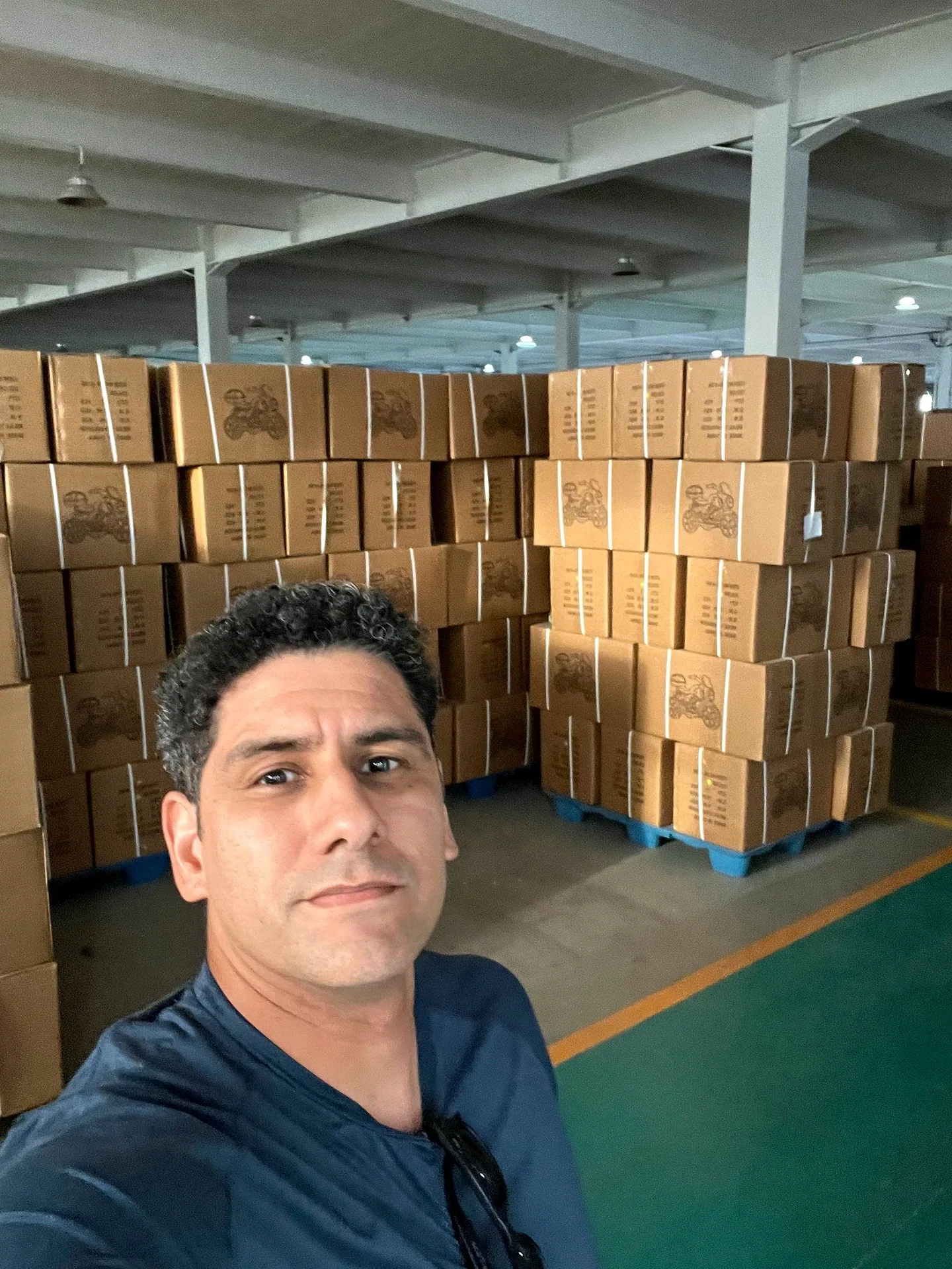 Alexandre Fiel no armazém com caixas de produtos